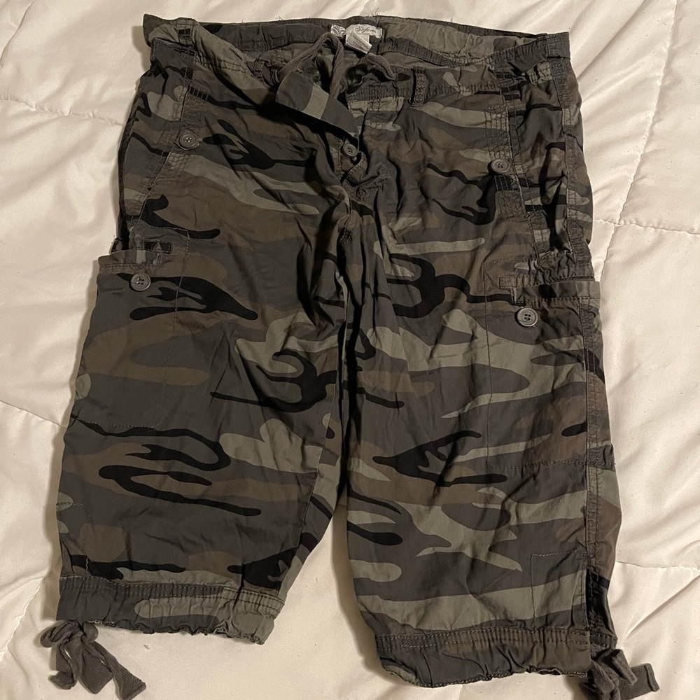 Woman’s cargo shorts. Size 12. Camo.